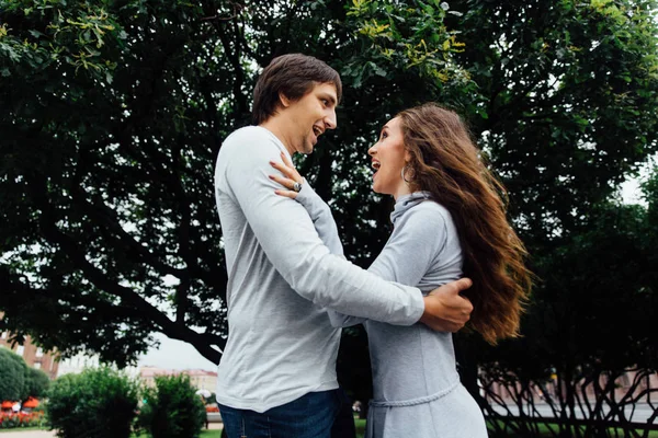 Romântico jovem casal andando abraçando no parque da cidade de rua no Dia dos Namorados . — Fotografia de Stock