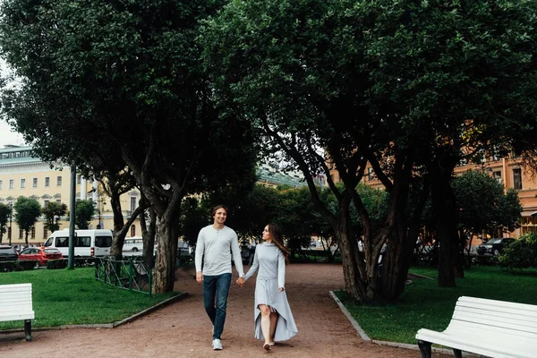 Pareja joven y romántica caminando abrazándose en el parque de la ciudad en San Valentín . —  Fotos de Stock