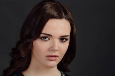 Ayrıca gündelik elbise giyim moda model boyut. gri studio arka plan üzerinde şişman kadın.