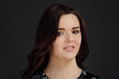 Ayrıca gündelik elbise giyim moda model boyut. gri studio arka plan üzerinde şişman kadın.