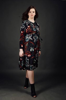 portre artı boyutu gri studio arka planda, kilolu kadın bedeni model şişman kadın moda.