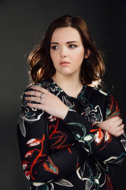 portre artı boyutu gri studio arka planda, kilolu kadın bedeni model şişman kadın moda.