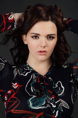 portre artı boyutu gri studio arka planda, kilolu kadın bedeni model şişman kadın moda.