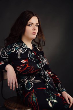 portre artı boyutu gri studio arka planda, kilolu kadın bedeni model şişman kadın moda.