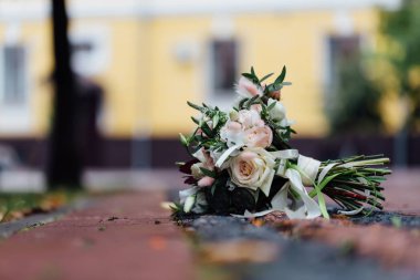 sokakta kaldırım üzerinde düğün buketi. Hiç kimse.