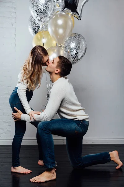 Belo jovem casal atraente celebrando um aniversário ou um feriado dia dos namorados . — Fotografia de Stock