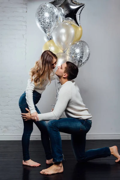 Belo jovem casal atraente celebrando um aniversário ou um feriado dia dos namorados . — Fotografia de Stock