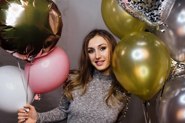 Fiatal szép szexi lány léggömbökkel ragyog. A párt születésnapját ünnepli. — Stock Fotó