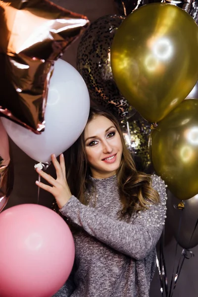 Fiatal szép szexi lány léggömbökkel ragyog. A párt születésnapját ünnepli. — Stock Fotó