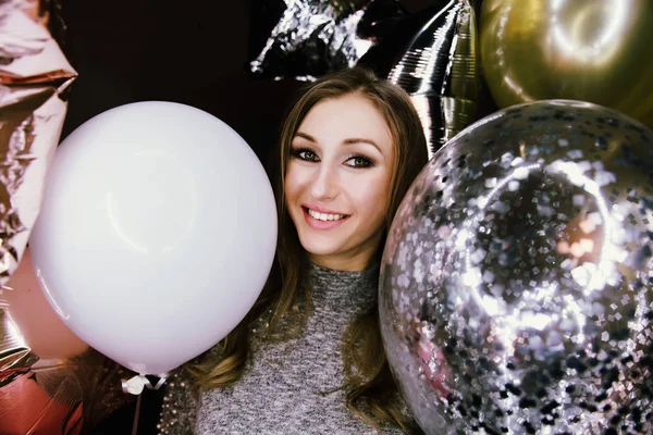 Młoda piękna dziewczyna sexy balony błyszczące. Na imprezie on świętuje swoje urodziny. — Zdjęcie stockowe