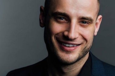 Yakın çekim yakışıklı çekici bir adam portresi. İyi güzel adam çerçeve görünüyor.