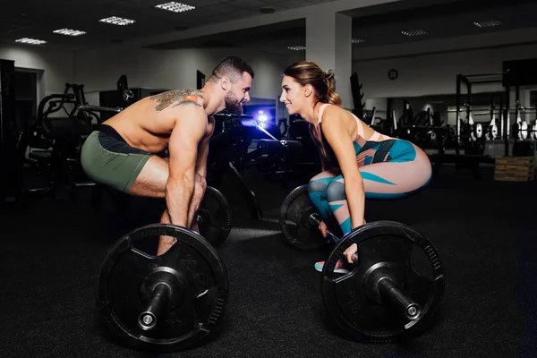 Pár mladých sexy krásné fitness cvičení v posilovně. instruktor cvičení. — Stock fotografie