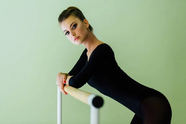 Элегантная красивая балерина с идеальным телом делает упражнения на растяжку . — стоковое фото
