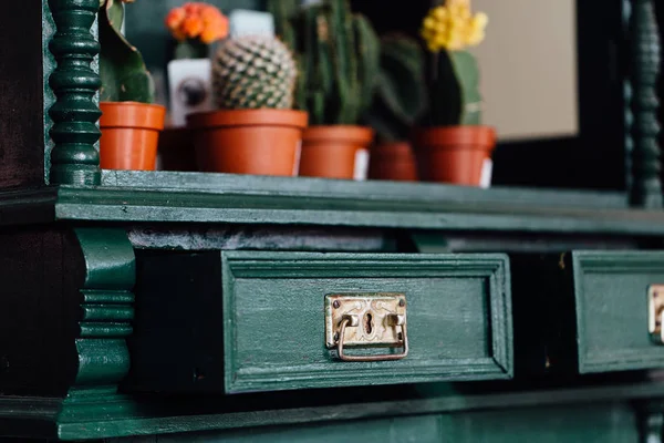 Cassettiera Vintage verde con cassetti vuoti aperti . — Foto Stock