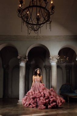 Bir akşam bulutlu lüks seksi kız elbise dansları ve fırtınası bir baloda