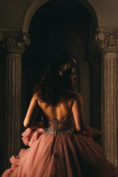 Bir akşam bulutlu lüks seksi kız elbise dansları ve fırtınası bir baloda