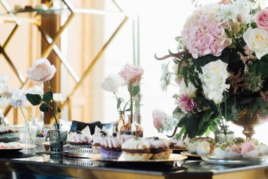 Düğün. Düğün detayları. Bay ve Bayan Delicious düğün Resepsiyon şeker bar masa. Tatlı tatil büfesi çörekler ve diğer tatlı düğün tatlılar ve ayrıntıları ile