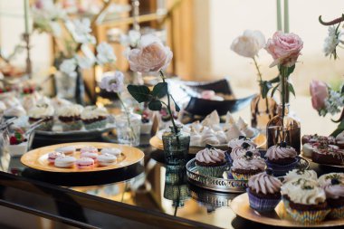 Düğün. Düğün detayları. Bay ve Bayan Delicious düğün Resepsiyon şeker bar masa. Tatlı tatil büfesi çörekler ve diğer tatlı düğün tatlılar ve ayrıntıları ile