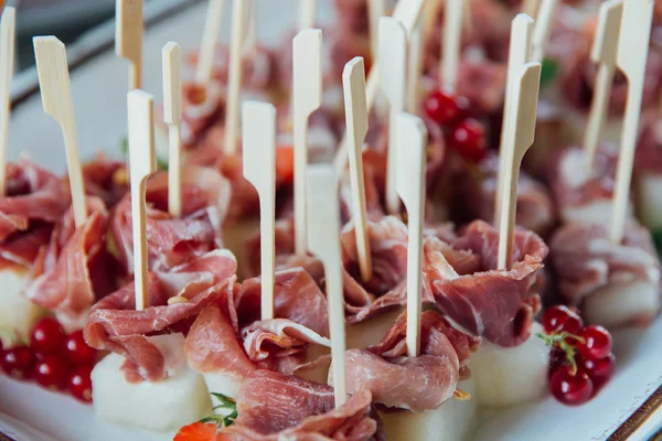 Canape avec bacon. collations légères au banquet . — Photo