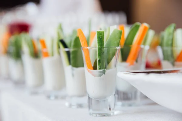 Individuel végétarien Cocktail shots avec sauce salée au yaourt — Photo