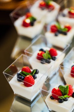 Yoğurt ve meyveleri küçük çekim düğün şölende snack.