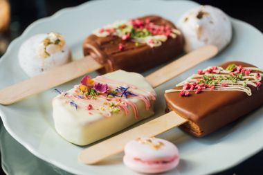 Krem çikolata ve bir plaka üzerinde macaroons ve buz. Düğün şölende hafif bir aperatif.