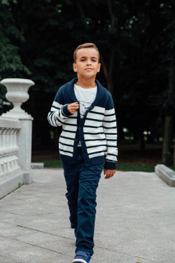 Defile moda giysiler gösterilen genç mutlu güzel beyaz kız yürüyüş. Dalga geçmeyi.