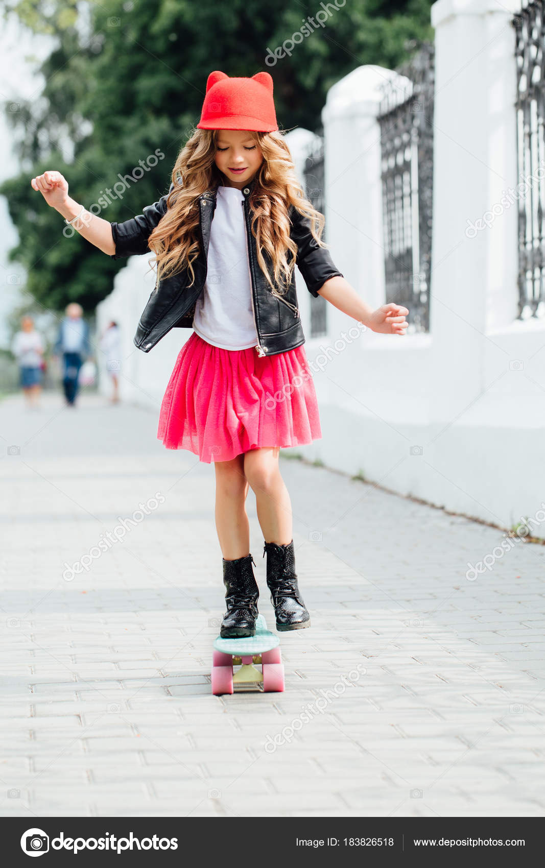 Petite Fille Dans La Jupe Rouge Photo stock - Image du enfant