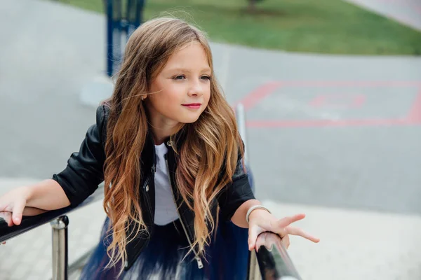 Portrait de mode urbaine d'une adolescente dans la rue à la rampe dans les escaliers . — Photo