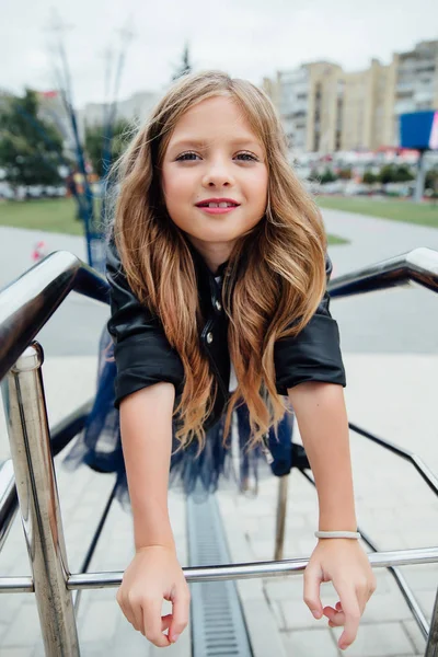 Portrait de mode urbaine d'une adolescente dans la rue à la rampe dans les escaliers . — Photo