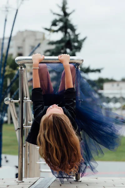 Retrato de moda urbana de una adolescente en la calle en la barandilla de las escaleras . — Foto de Stock