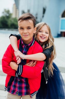 Kız bir adam şehirde sokakta arkadan sarılarak. İki çocuk birlikte kucaklama.