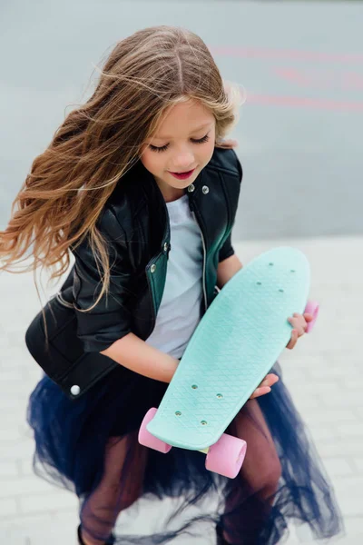 Mode écolière enfantavec skateboard dans la ville dans la rue . — Photo