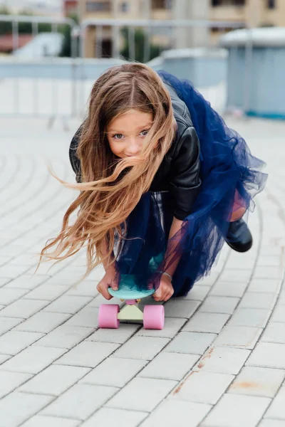Mode écolière enfantavec skateboard dans la ville dans la rue . — Photo