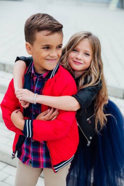 Kız bir adam şehirde sokakta arkadan sarılarak. İki çocuk birlikte kucaklama.