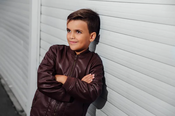 Retrato de menino bonito na moda na frente da parede de madeira — Fotografia de Stock