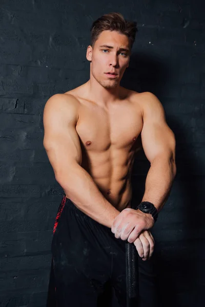 Retrato de un joven en forma física entrenamiento de hombre en el gimnasio con martillo. atlético muscular  . —  Fotos de Stock