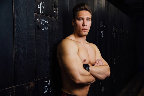 Retrato de un hombre guapo modelo fitness, torso en vestuario. Retrato antes o después del entrenamiento . —  Fotos de Stock