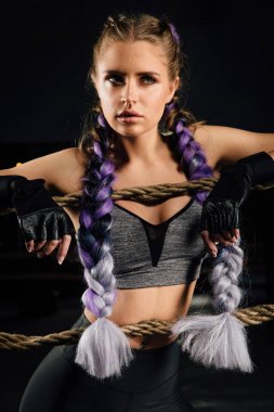 Seksi boks kız eğildi rekabet halka ipler üzerinde diz çöker. Moda portre.