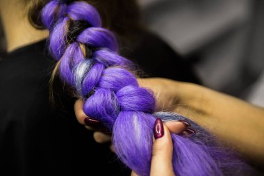 Güzellik Salonu kız örgü ile dokunan. örgülü pigtails.