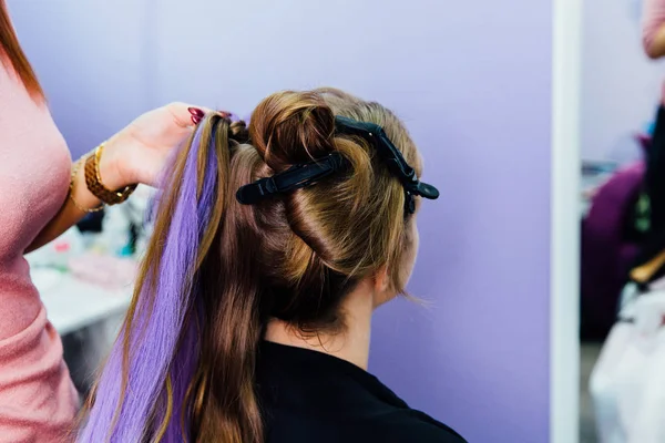 Menina no salão de beleza é tecida com tranças. Pigtails trançados . — Fotografia de Stock