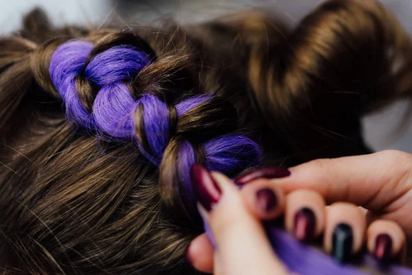 美容院的女孩用辫子编织。辫状辫子. — 图库照片