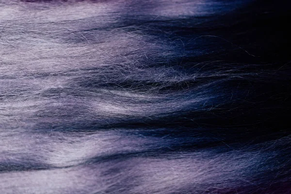Zárak különböző lila haj színes minták összessége. A kanekalon szintetikus lila színű afro-fonás. — Stock Fotó