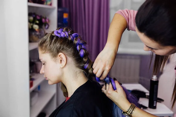 Menina no salão de beleza é tecida com tranças. Pigtails trançados . — Fotografia de Stock