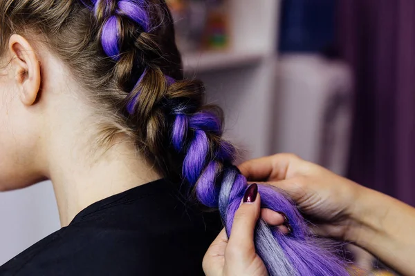 Menina no salão de beleza é tecida com tranças. Pigtails trançados . — Fotografia de Stock