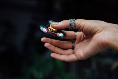 Kızlar el ile topluca spinner. Parlak metalik el spinner tutar. Hippiler ve Bohemya.