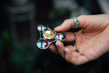 Kızlar el ile topluca spinner. Parlak metalik el spinner tutar. Hippiler ve Bohemya.