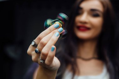 Kızlar el ile topluca spinner. Parlak metalik el spinner tutar. Hippiler ve Bohemya.