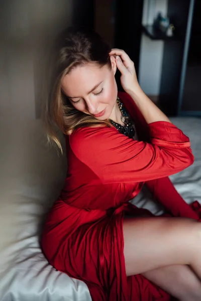 우아한 빨간색 가운에 아름 다운 섹시 한 여자입니다. 패션 모델 실내의 초상화. — 스톡 사진