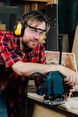 El ile el freze tezgahı doğrama atölyesinde çalışan bir marangoz. marangoz.